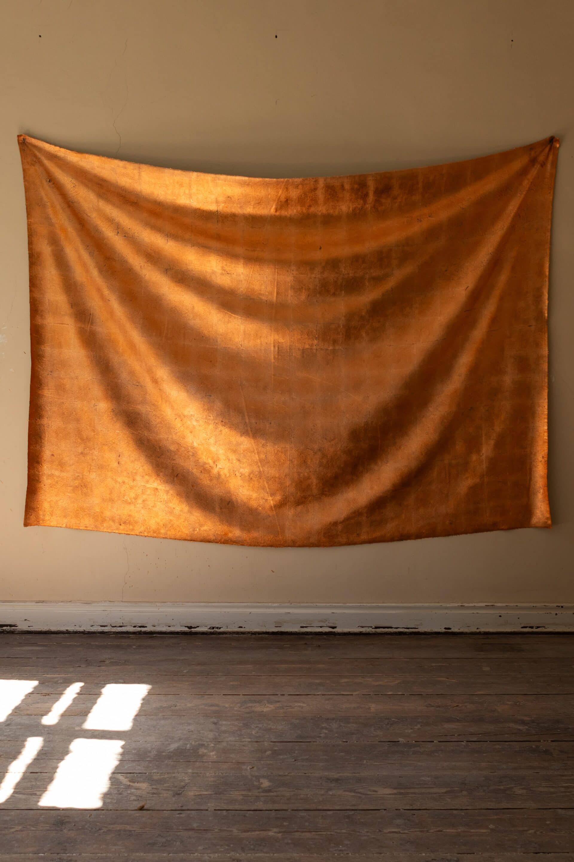 Edith Dekyndt, ohne Titel, 2014, Graue Filzdecke und Kupferblätter, gezeigt im Rahmen der temporären Installation Welcome !! To – Night Only !!
