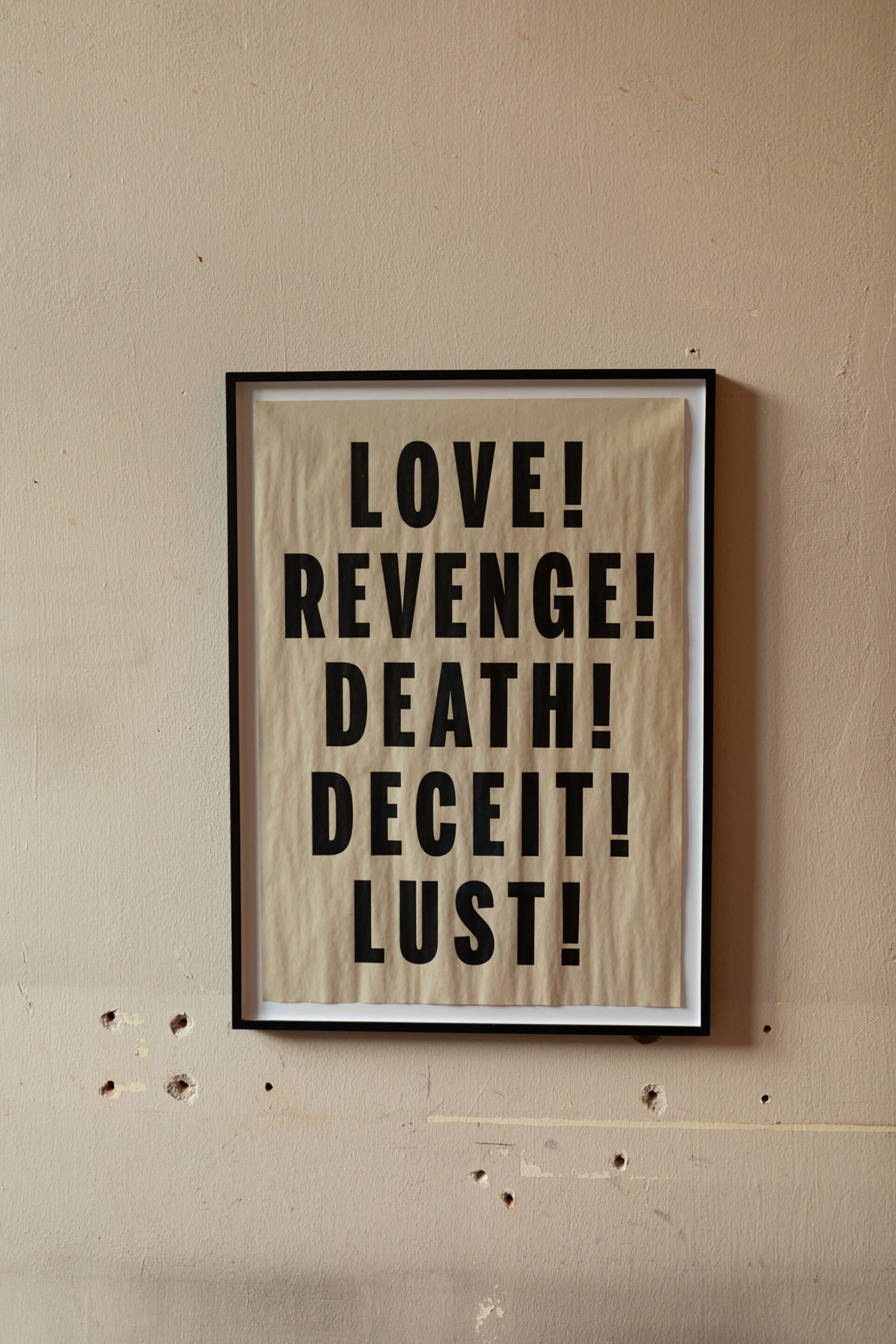 Janice Kerbel, Love Lust Deceit Revenge Death, 2014, Hochdruck auf Zeitungspapier, gezeigt im Rahmen der temporären Installation Welcome !! To – Night Only !!