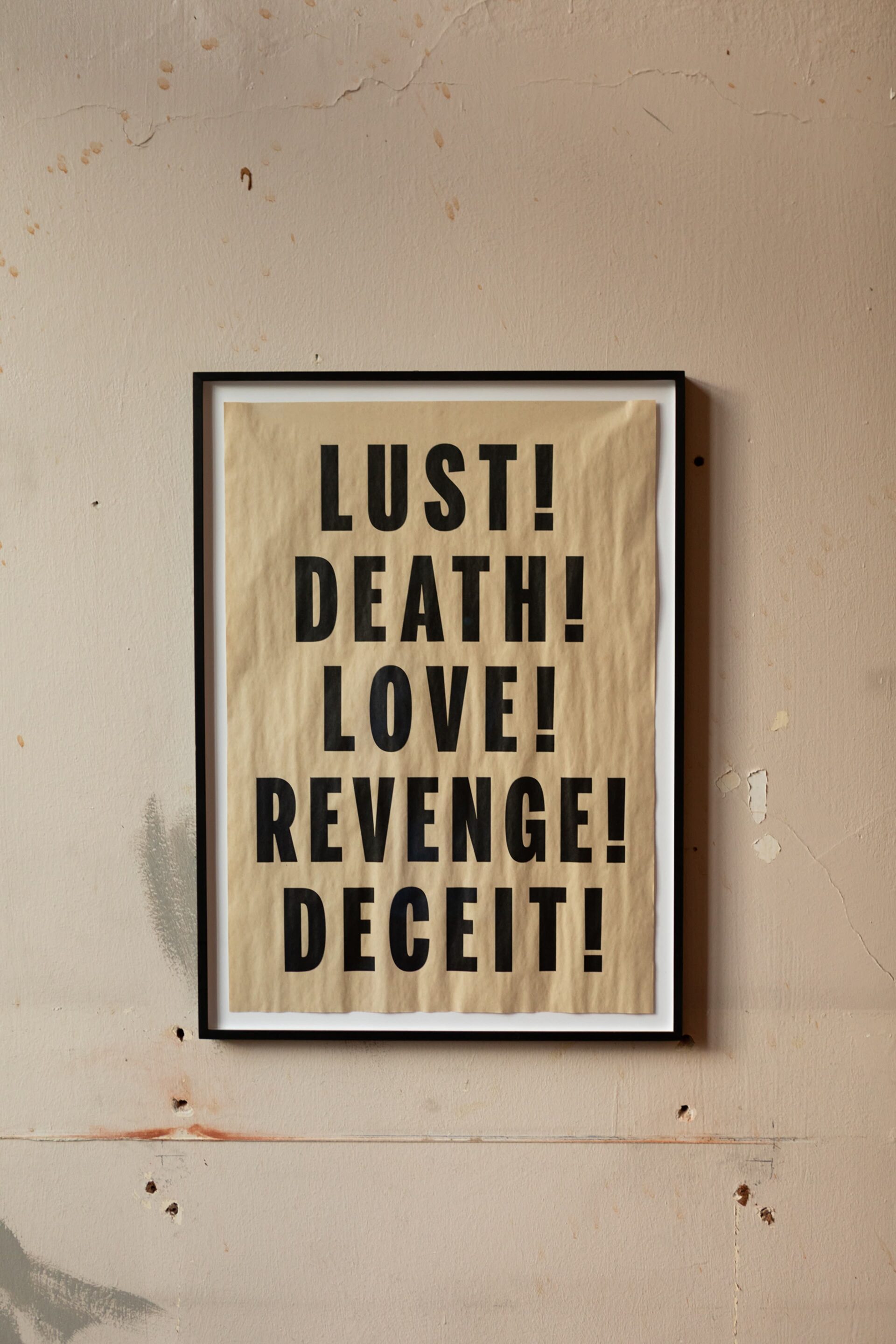 Janice Kerbel, Love Lust Deceit Revenge Death, 2014, Hochdruck auf Zeitungspapier, gezeigt im Rahmen der temporären Installation Welcome !! To – Night Only !!
