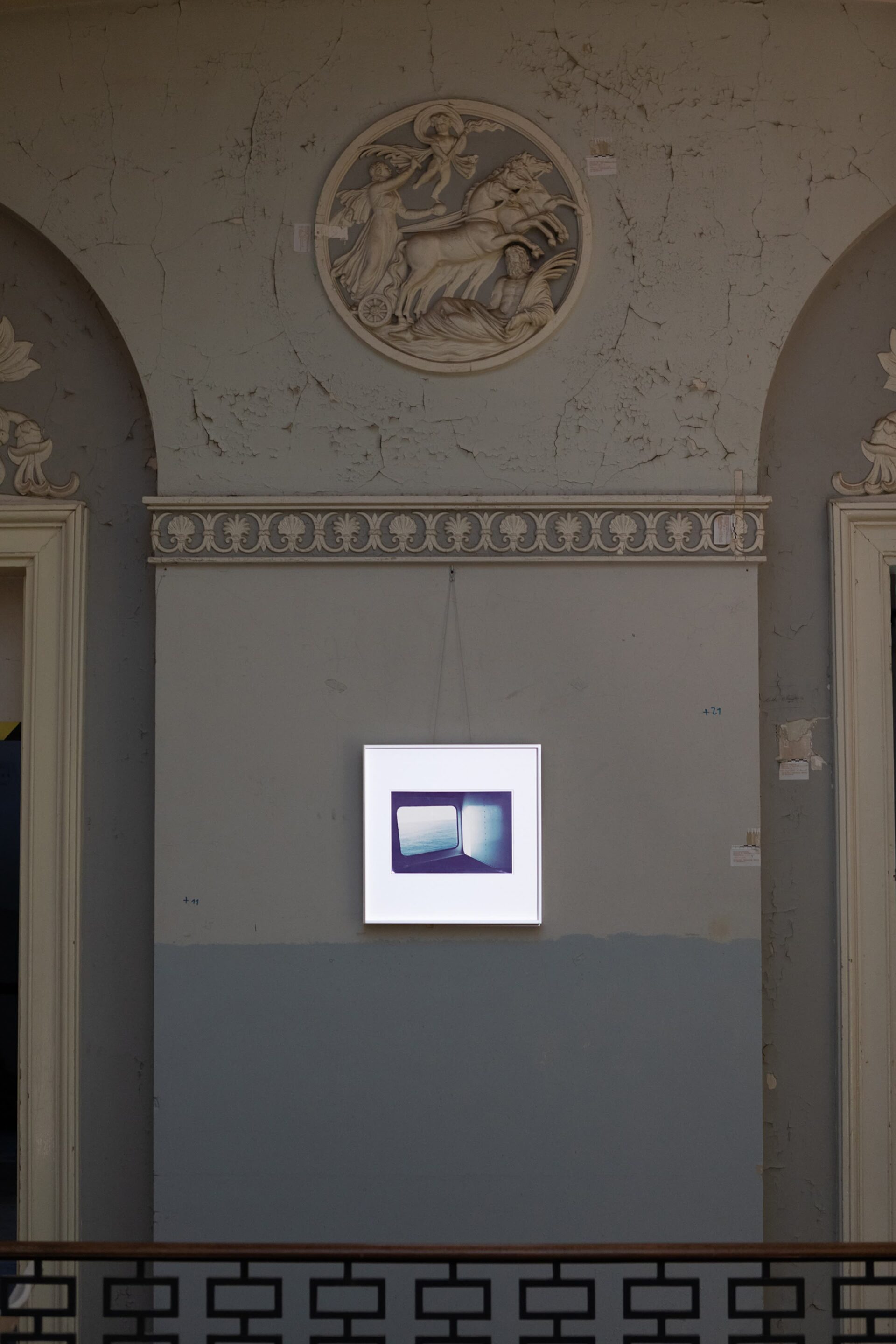Luigi Ghirri, ohne Titel, 1982, Chromogener Abzug, gezeigt im Rahmen der temporären Installation Welcome !! To – Night Only !!